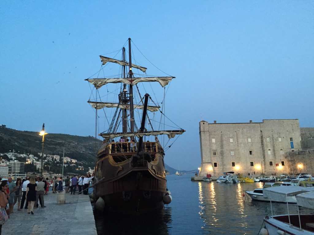 Un vieux gréement dans le port de Dubrovnik