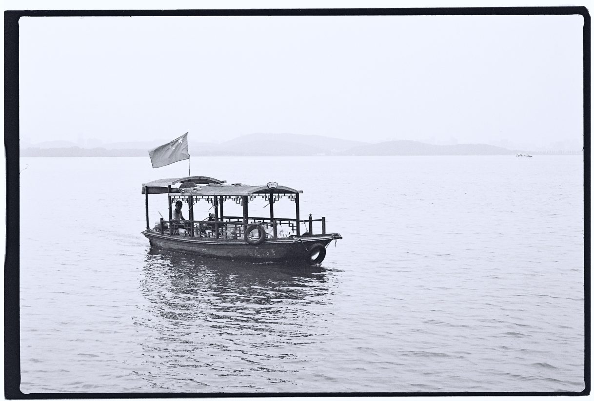 Une frêle embarcation sur le lac de l'Est à Wuhan