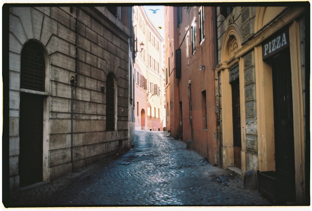 Une jolie ruelle pavée à Rome