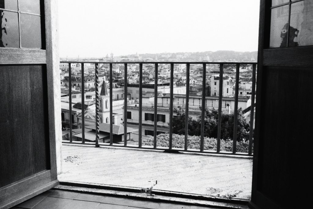 Vue sur Rome à travers les grilles du balcon