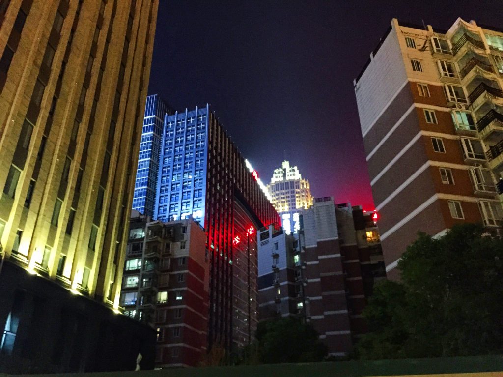 Wuhan, l'une des plus grandes villes de Chine, la nuit