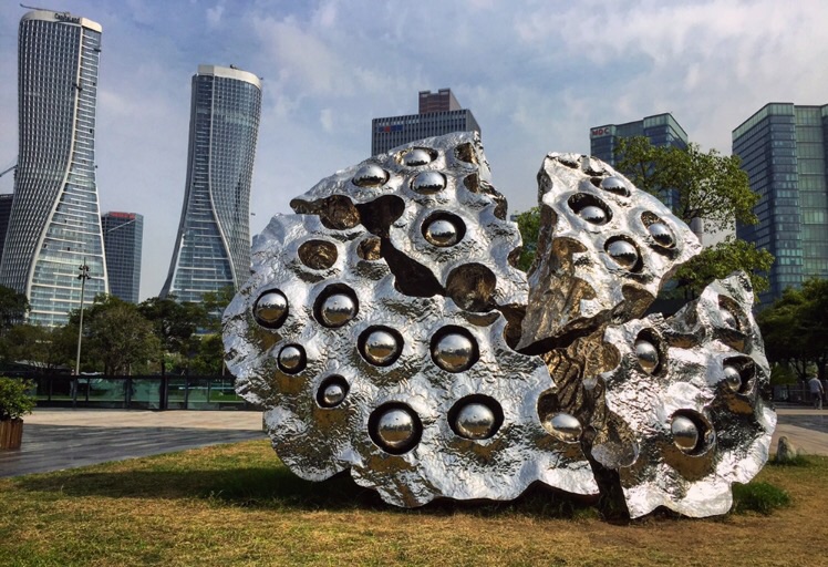 Art contemporain sur les bords du quartier des affaires de Hangzhou