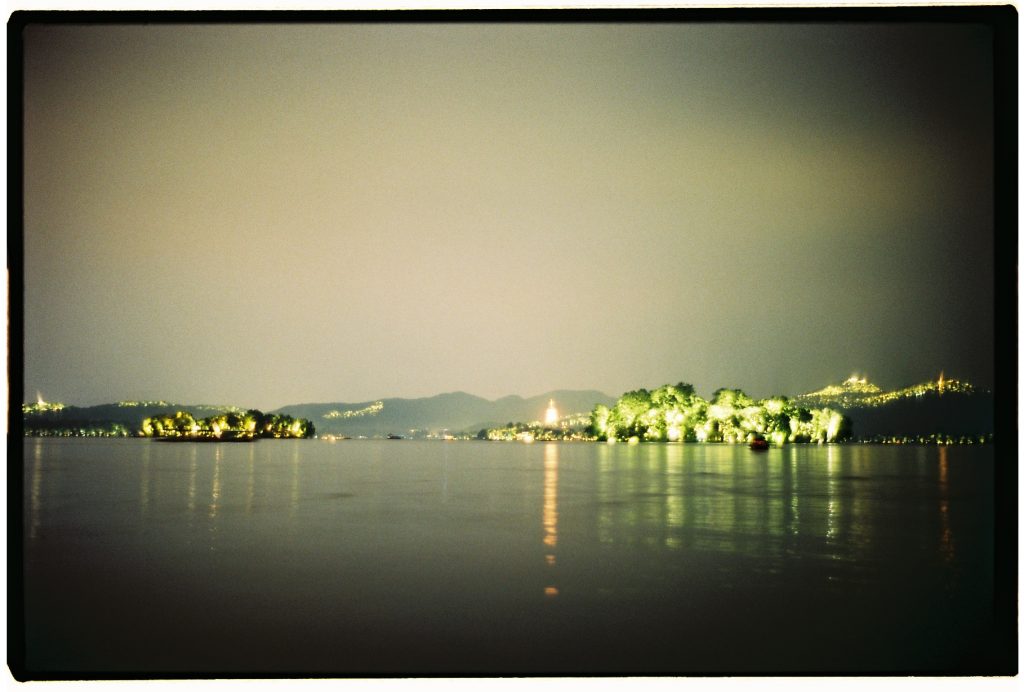 La nuit au bord d'un lac à Hangzhou, Chine