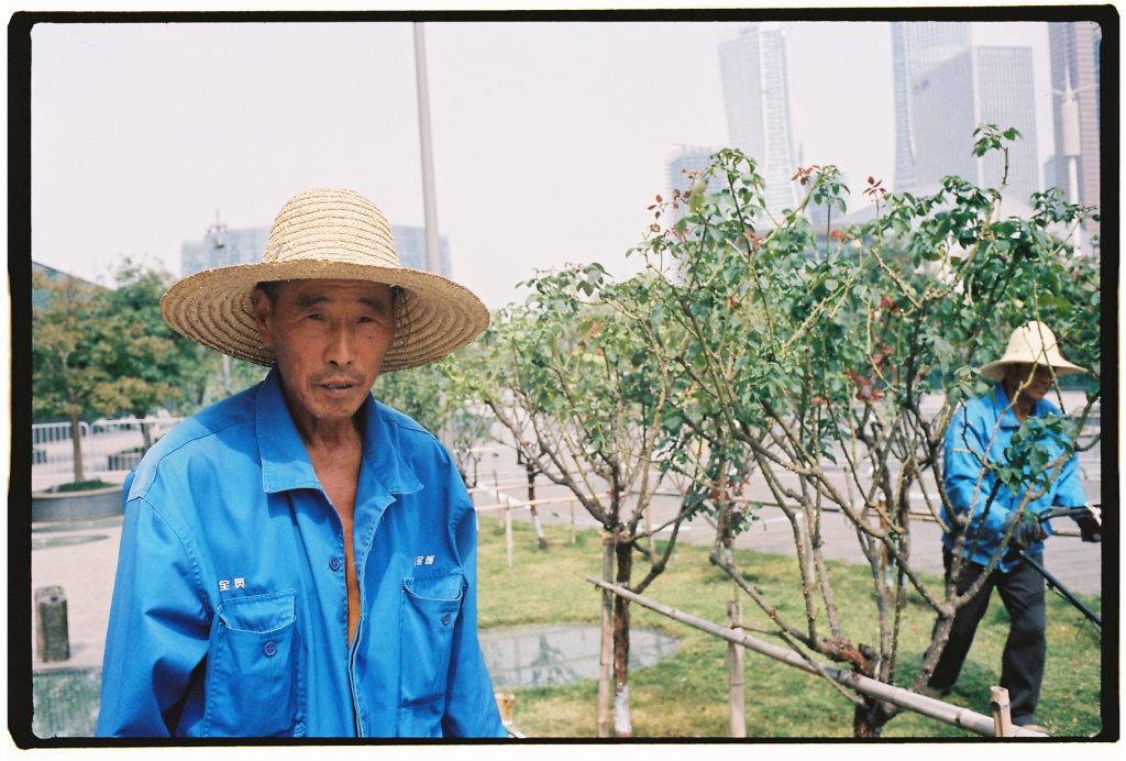 Un jardinier au travail à Hangzhou