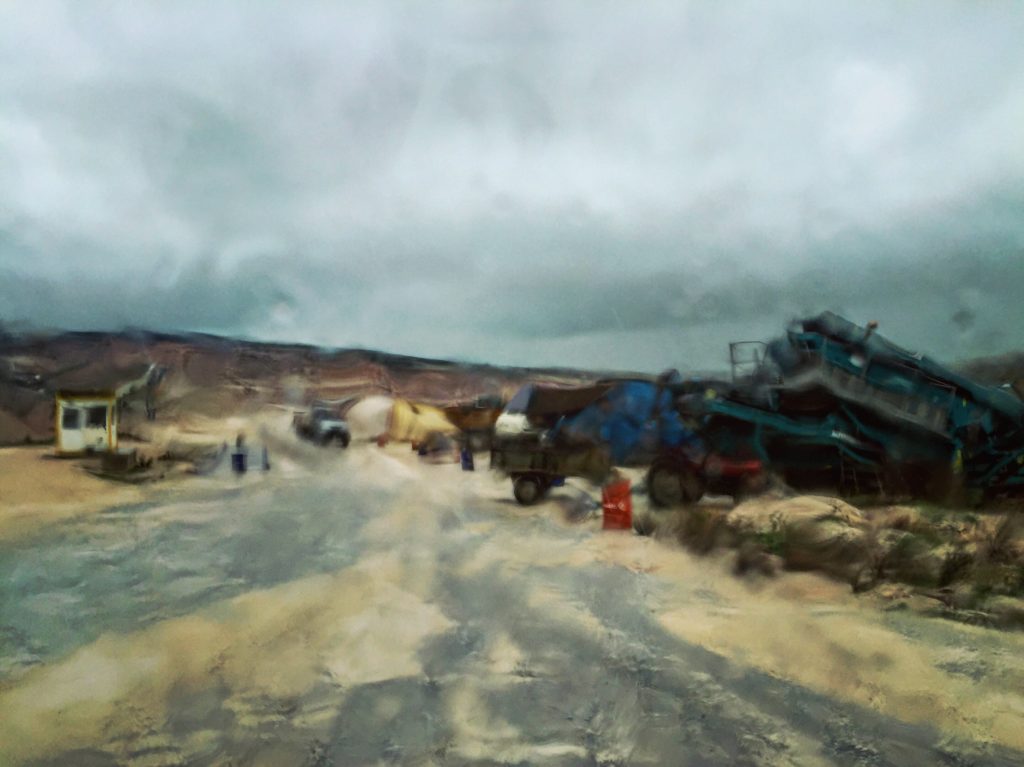 Une activité minière dans la moyenne montagne au Maroc. Et la pluie nous offre un tableau éphémère.
