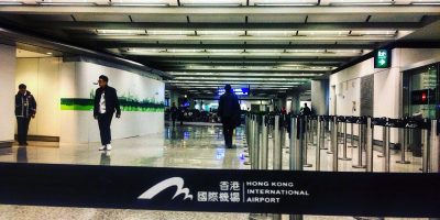 Dans les couloirs de l'aéroport d'Hong Kong, l'un des plus grands aéroports du monde