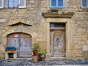 Dans les rues de Saint-Côme d'Olt, l'un des plus beaux villages de France