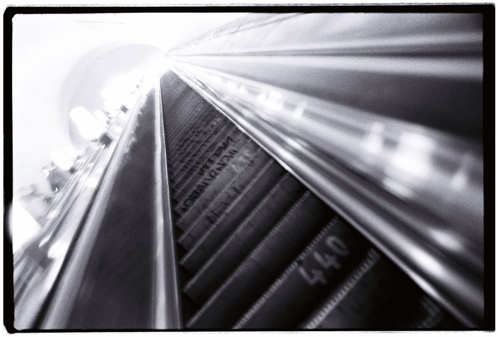 Escalateurs vertigineux du métro