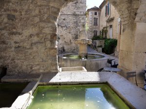Lavoir, fontaine, le petit village de pierre de Séguret ne manque pas de charme