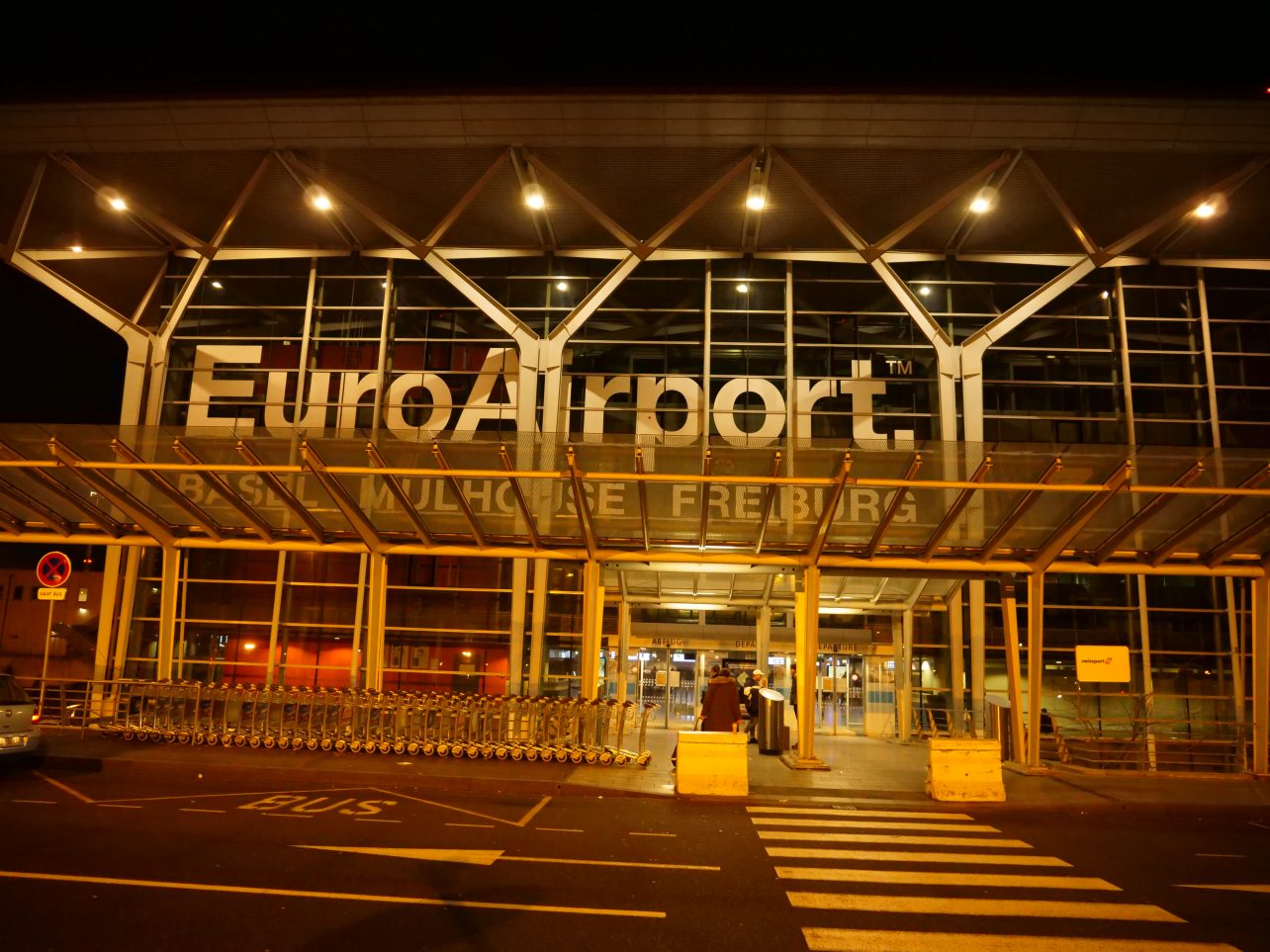 L'aéroport de Bâle Mulhouse Fribourg pendant la nuit