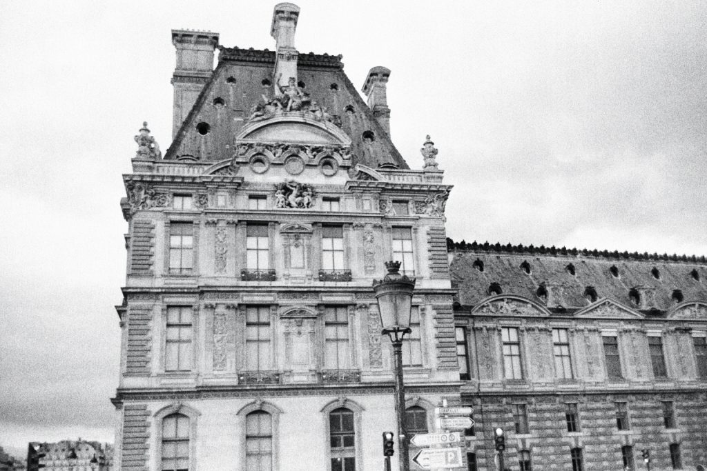Le Louvre en noir et blanc