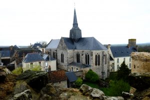 L'église de Sainte Suzanne, l'un des plus beaux villages de France