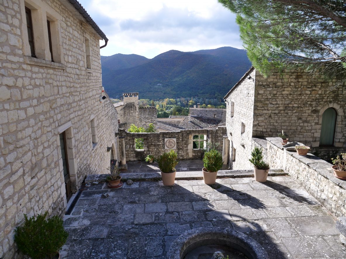 Une vue depuis le village de Poët-Laval dans la Drôme