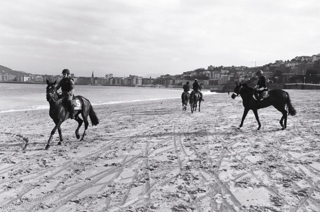 Des courses de chevaux sur la place de la Concha en hiver à San Sebastian