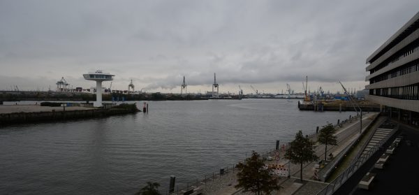 Le port de Hambourg dans les lointains