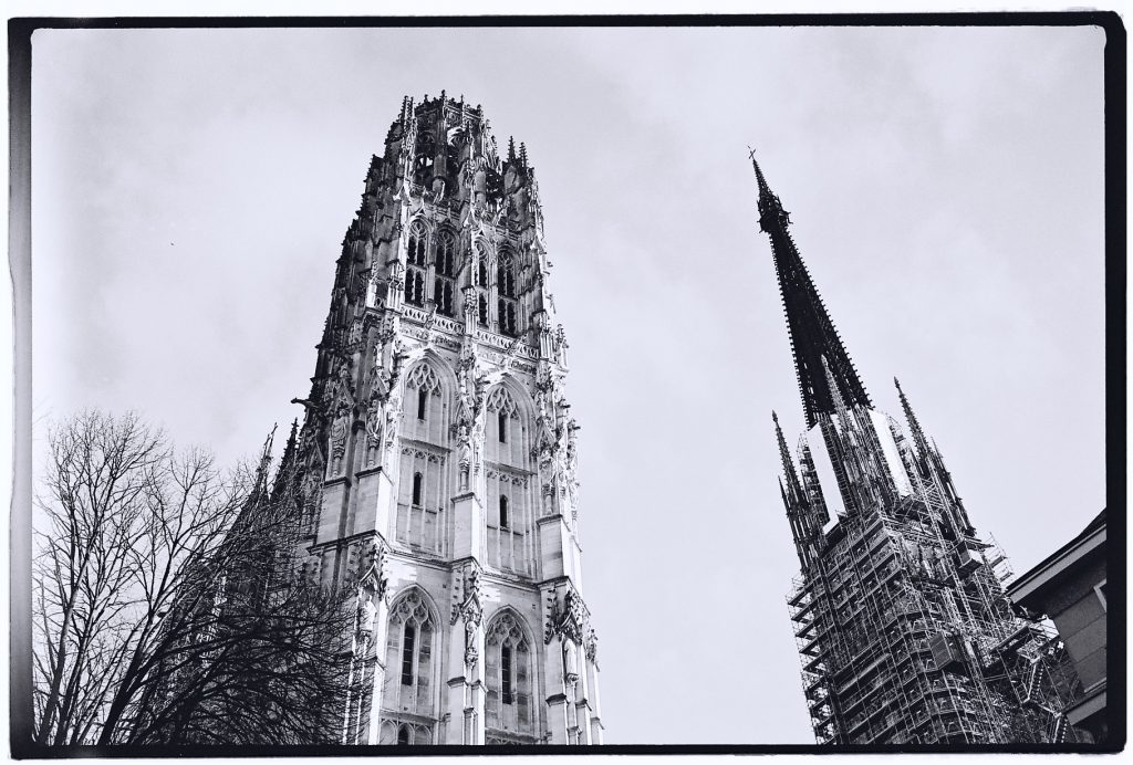 L'une des tours et le clocher de la cathédrale de Rouen