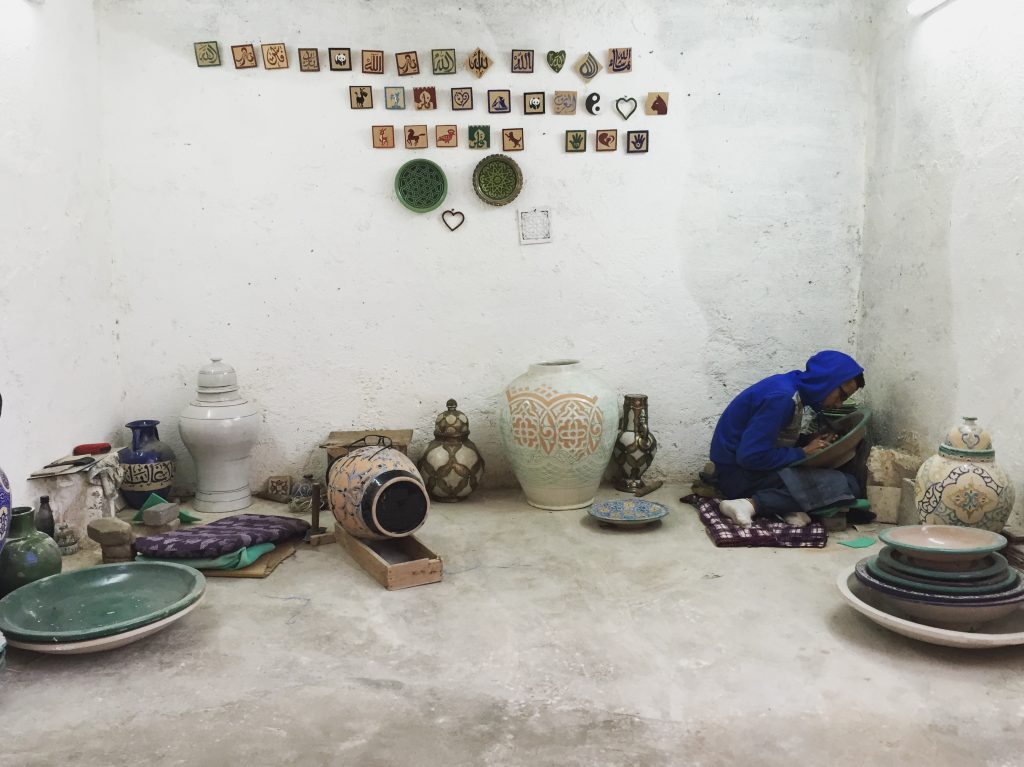 Travail d'orfèvre à la poterie de Fès