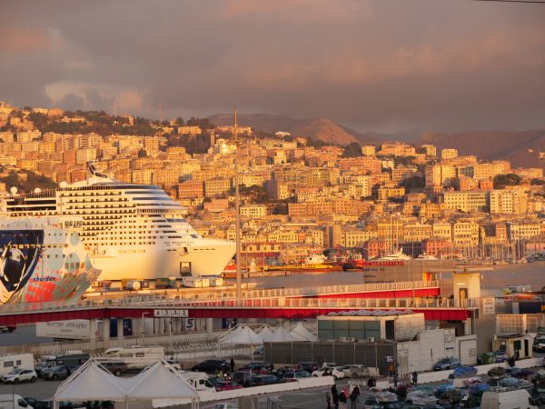 Une vue sur les installations du port de Gênes