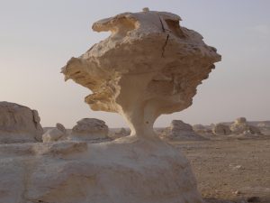 L'érosion des roches calcaires dans le désert blanc en Egypte