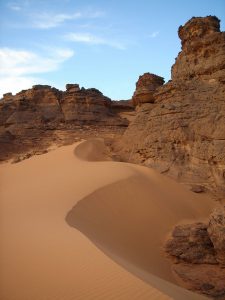 Mélange de dunes et de montagnes dans le Sud de la Lybie