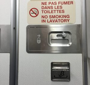 le fameux cendrier dans les toilettes d'un avion