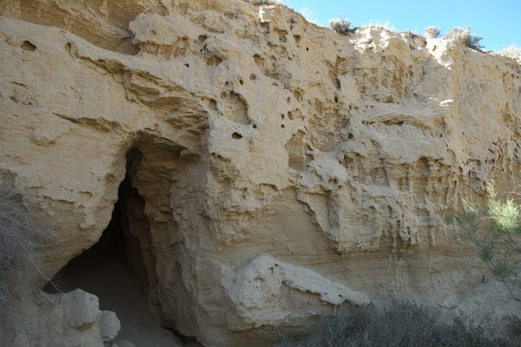 L'entrée d'une grotte au fond d'un - canyon - en Espagne