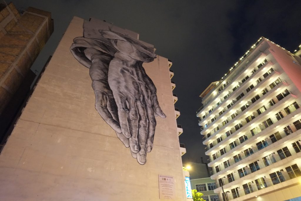 Découverte d'une oeuvre de street art la nuit à Athènes