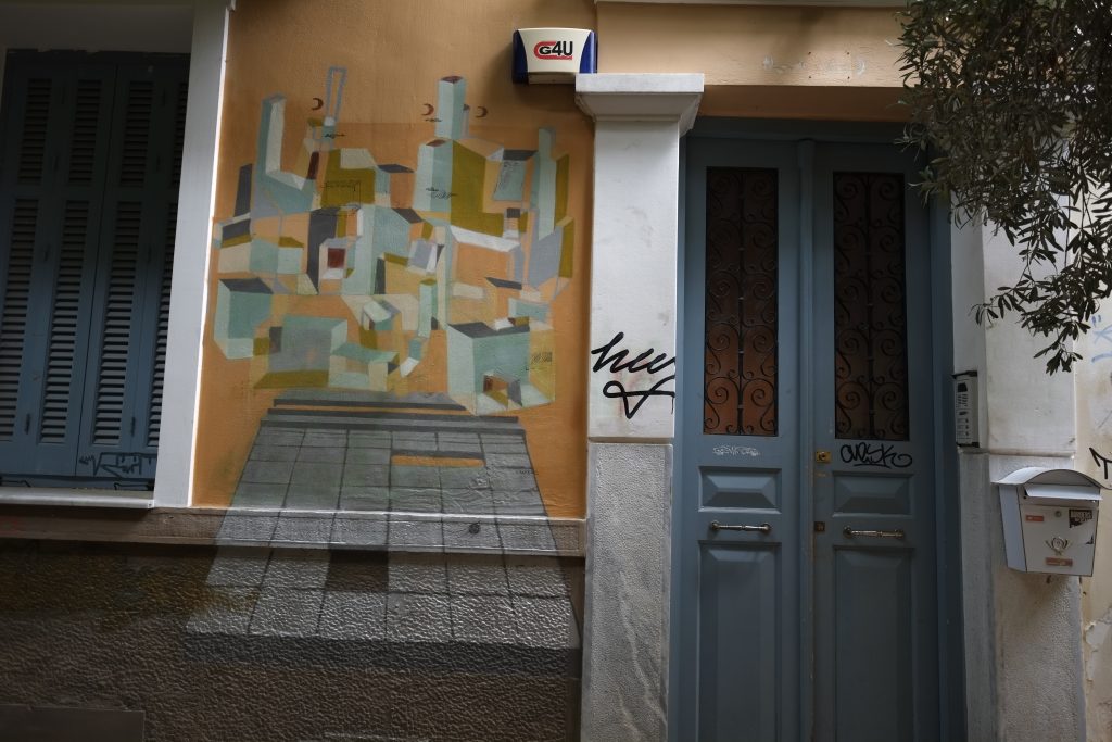 Enigmatique oeuvre artistique abstraite, juste posée sur un mur d'Athènes