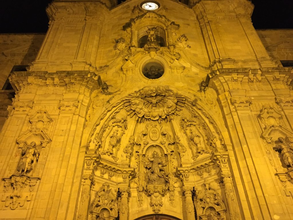 À San Sebastián la plus belle ville d'Espagne, la Basilique Sainte-Marie au Cœur de la nuit