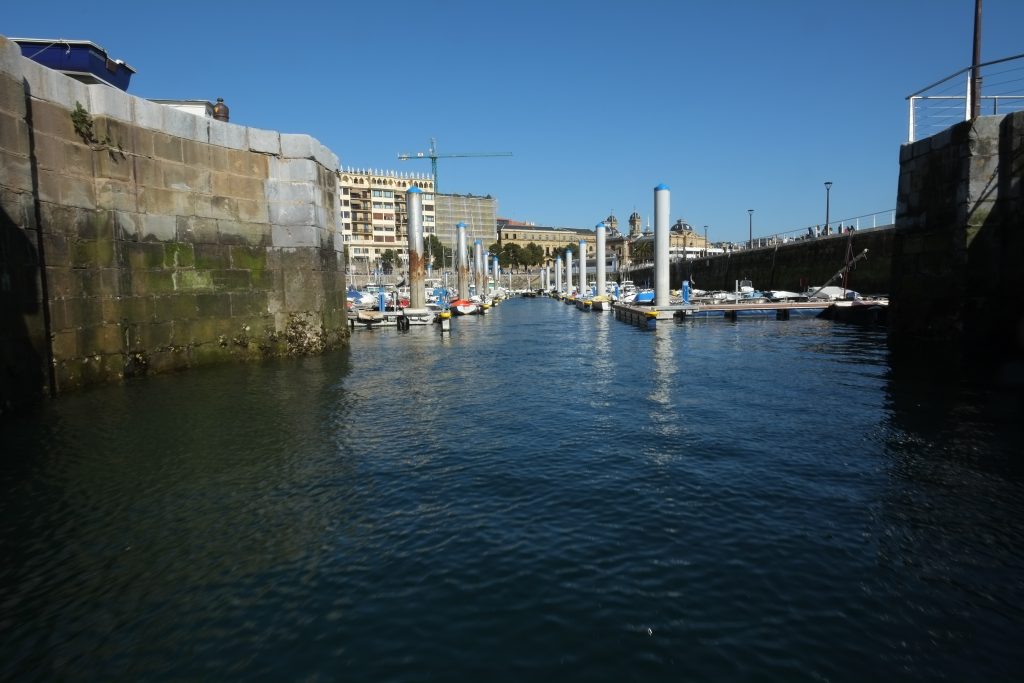 L'entrée du petit port de la ville de Donostia dans le pays basque espagnol