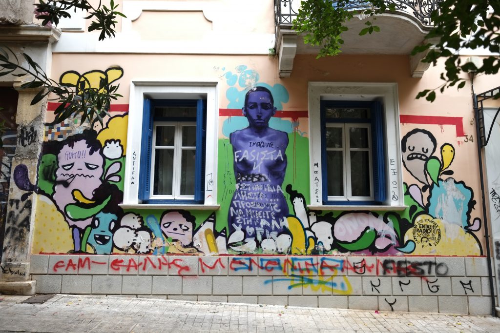 Un buste, une fresque, dans la rue Methanos à Athènes