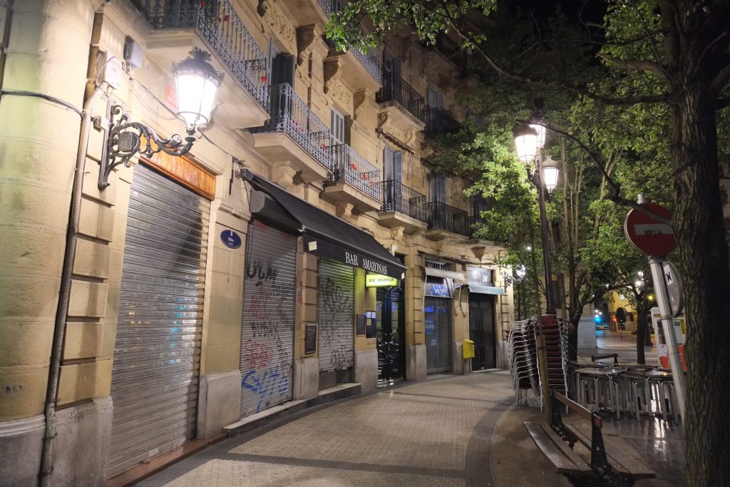Une petite rue de San Sebastian la nuit