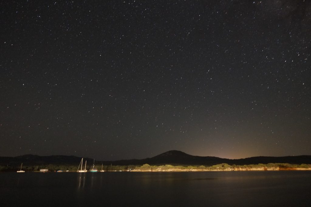 La baie de Figari sous un ciel étoilé