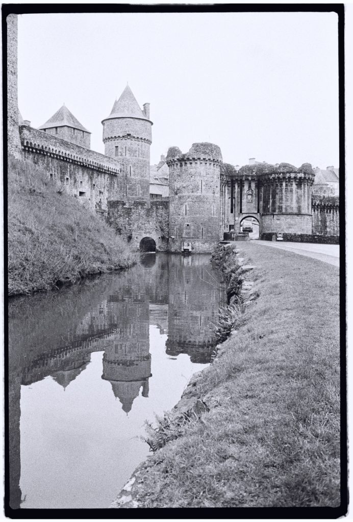 Les douves du château de Fougères l'un des plus beaux châteaux de Bretagne