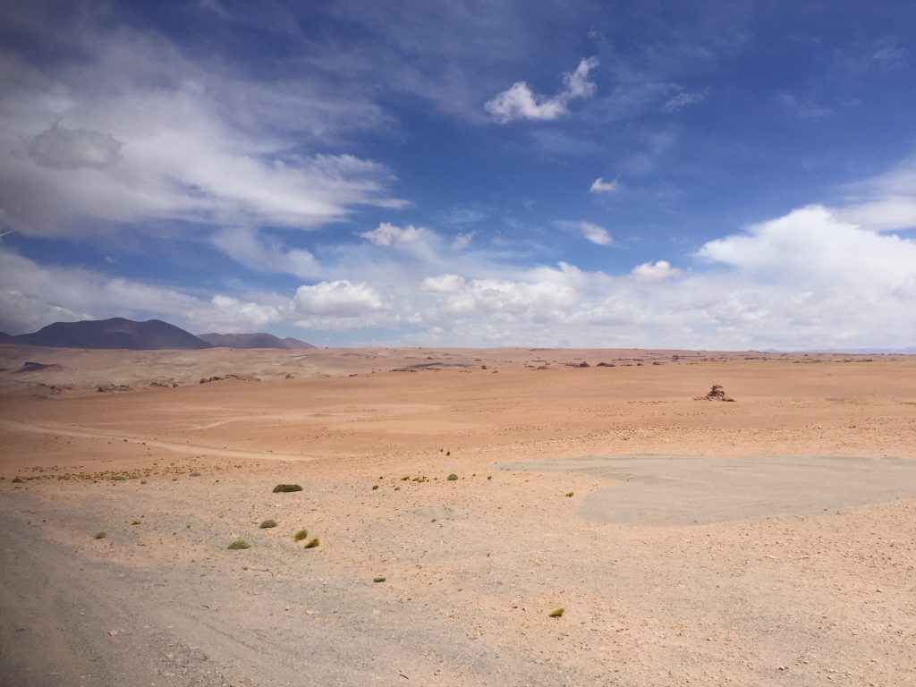 Les paysages arides du nord du chili dans le désert d'Atacama