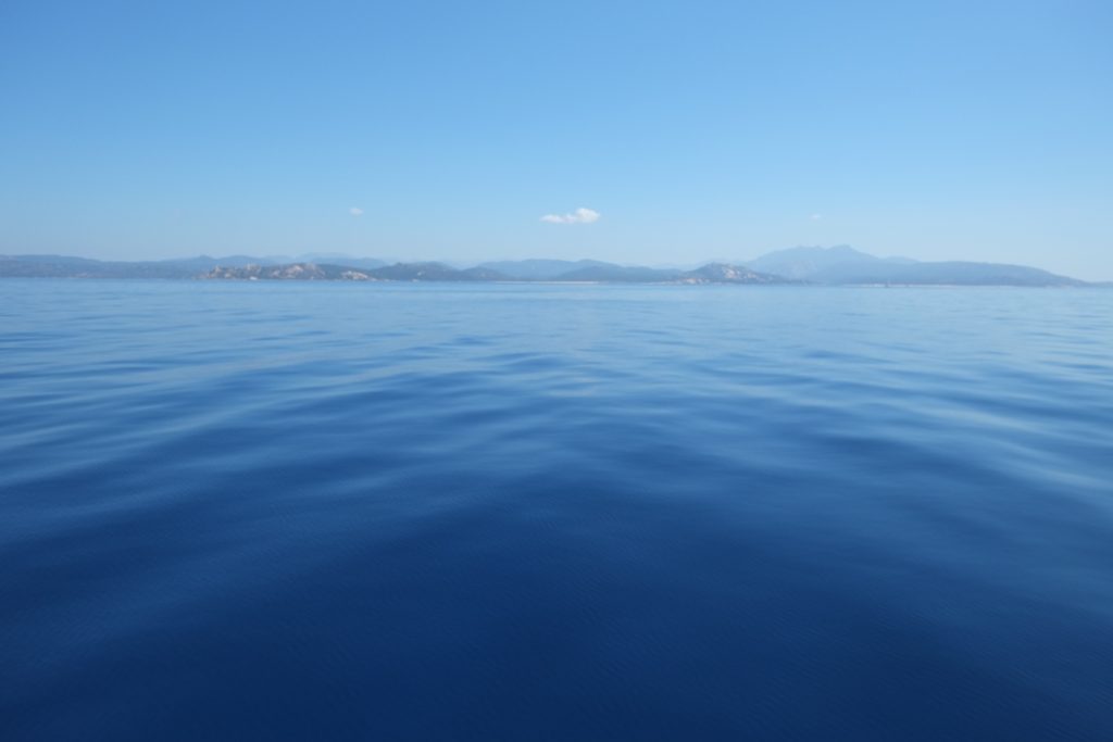 Paysage maritime en Corse, le bleu comme seul décors dans les bouches de Bonifacio