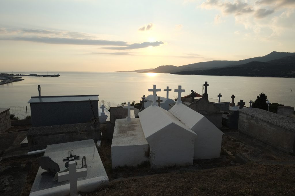 Un magnifique paysage Corse depuis le cimetière marin de Propriano