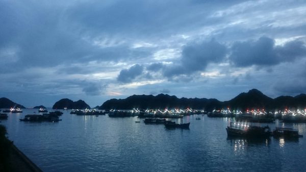 La baie d'Halong au crépuscule, nord Vietnam