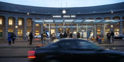 La gare de Zurich et des gens attendant le tramway