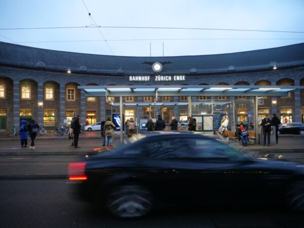 La gare de Zurich et des gens attendant le tramway