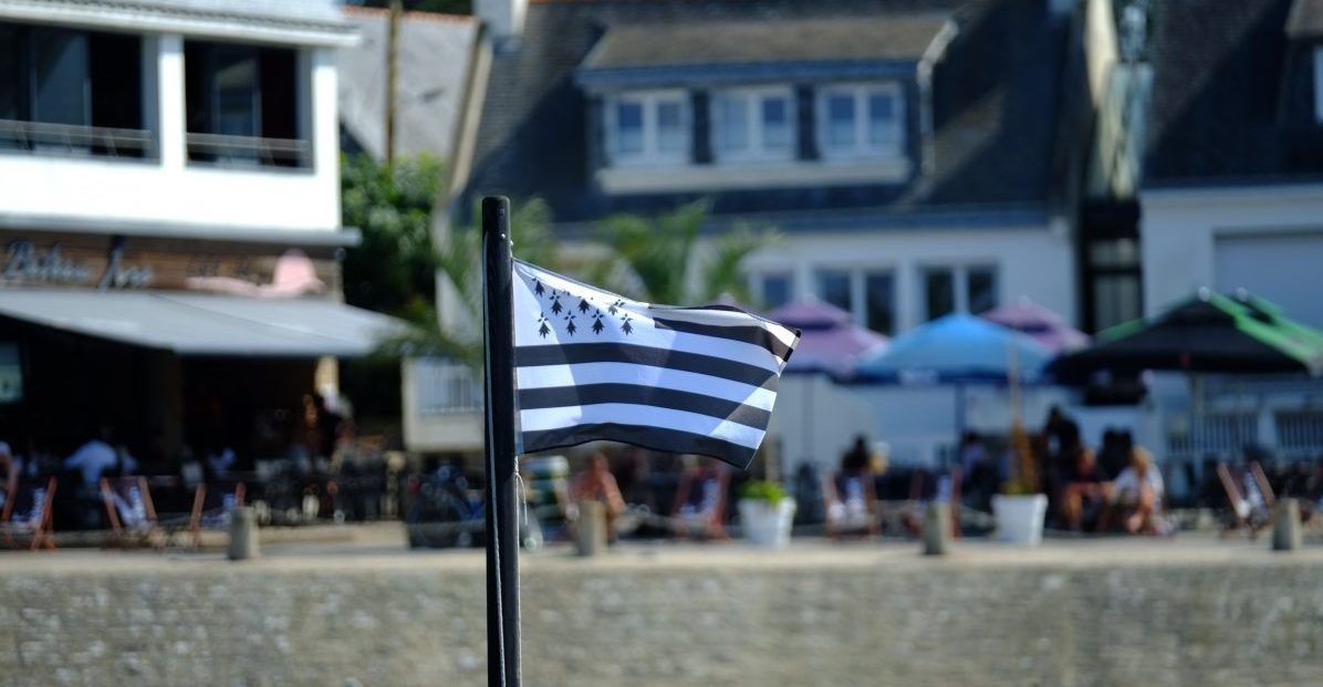 Un drapeau breton dans le port de Portivy