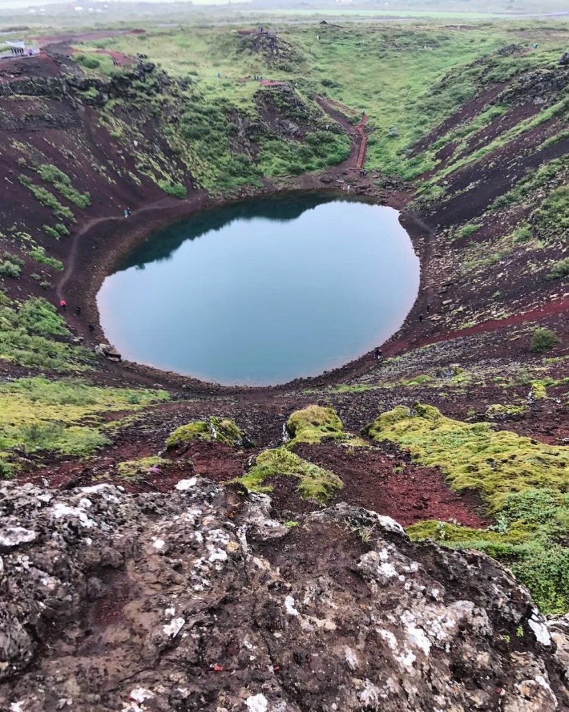 Un petit lac dans le cratère d'un volcan