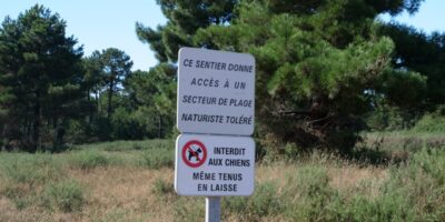 les plages naturistes de France et le panneau annonçant une zone où le naturisme est toléré