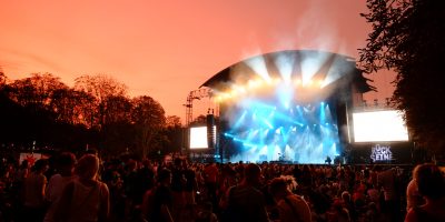 Coucher de soleil et concert en plein air un mélange parfait au festival Rock en Seine