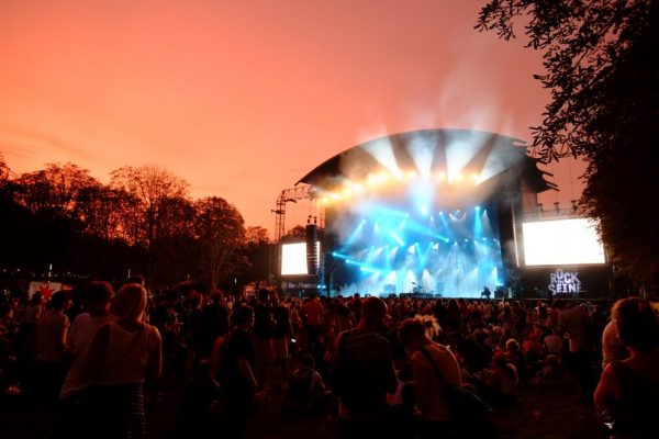 Coucher de soleil et concert en plein air un mélange parfait au festival Rock en Seine