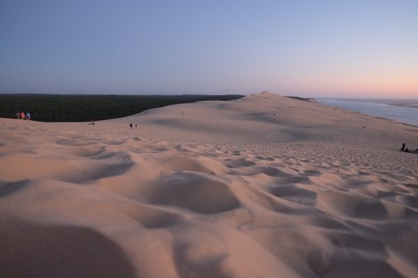 La Dune du Pilat, un grand tas de sable entre l'océan Atlantique et la forêt des Landes