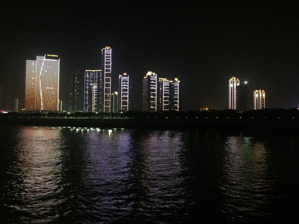 La nuit Wuhan laisse apparaître ses quartiers d'affaires et autres gratte-ciels qui se reflètent dans le fleuve