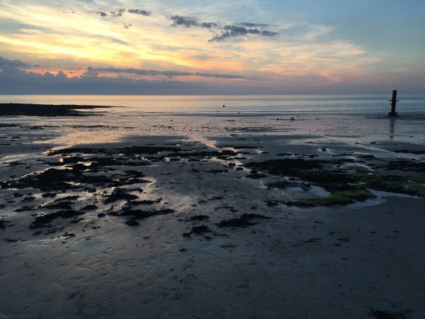 La plage de Granville à marée basse et au crépuscule