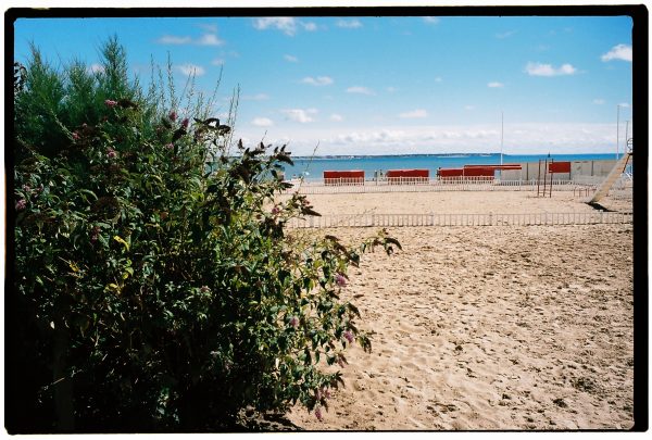 La plage et les traditionnelles tentes rouges de la plage du Pouliguen