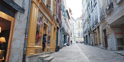 La rue du Pilori, la rue la plus colorée de Bayonne